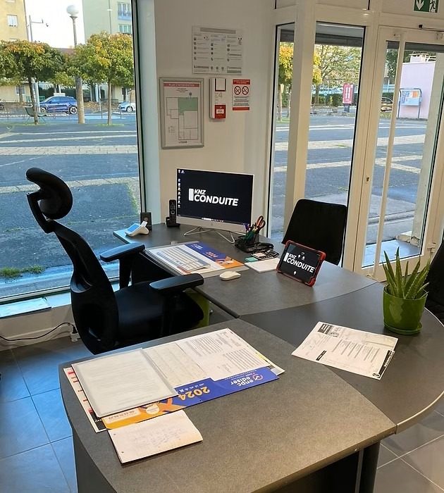 Le bureau d’accueil de KNZ Conduite, face à la vitrine