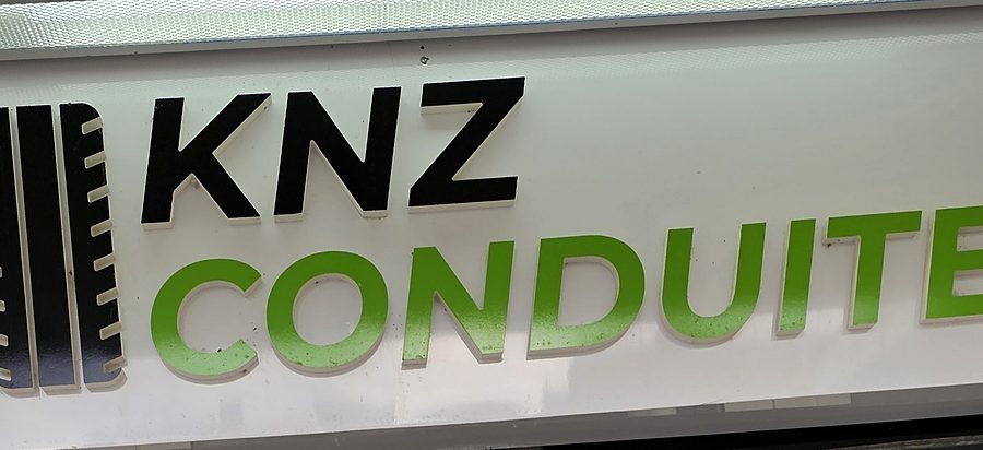 L’enseigne KNZ Conduite au-dessus de la porte de l’auto-école